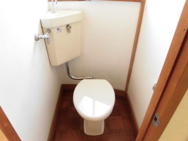 【トイレ】　窓付きの明るいトイレです！