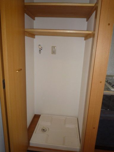 【その他設備】　扉の付いた室内洗濯機置き場です。使わないときは扉を閉めてスッキリです！