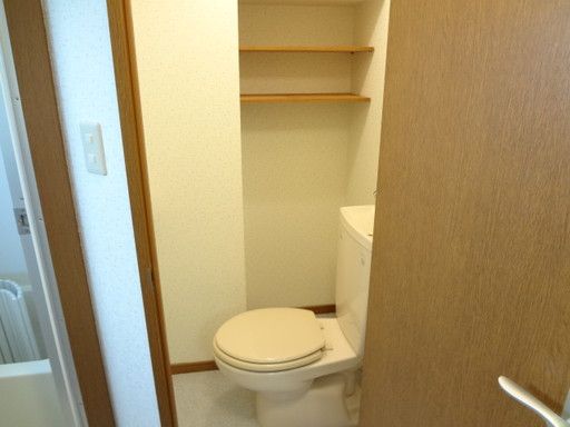 【トイレ】　トイレには棚があり小物を整理できます♪