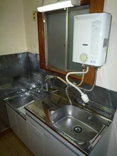 【キッチン】　2口ガスコンロ設置可能で給湯器付のキッチンです！