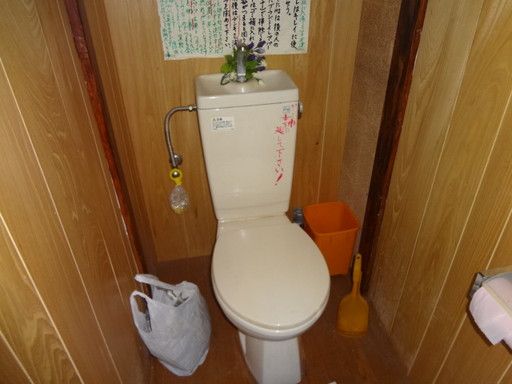【トイレ】　洋式タイプの共同トイレ