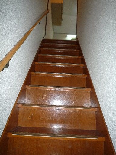 【玄関】　玄関から階段を登って2階のお部屋です！