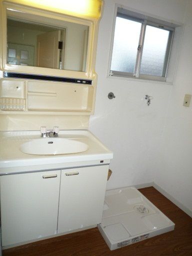 【洗面所】　独立洗面台、室内洗濯機置場