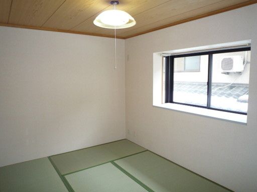 【居室・リビング】　出窓付の明るいお部屋です（同タイプ別室の写真です）