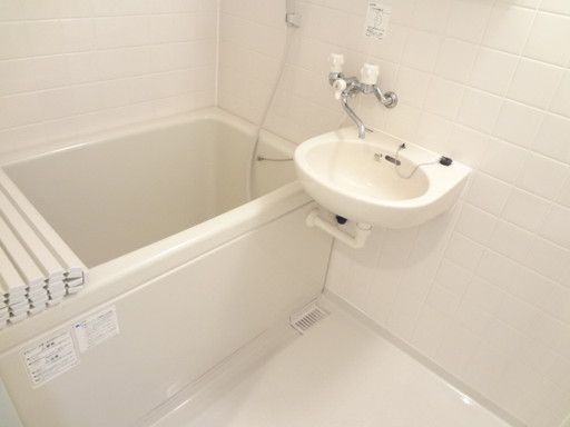 【バス】　バストイレ別！洗面台付のバスルーム！