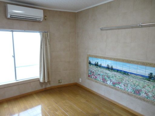 【居間・リビング】　床はフローリング！壁はオシャレなタイル貼り！