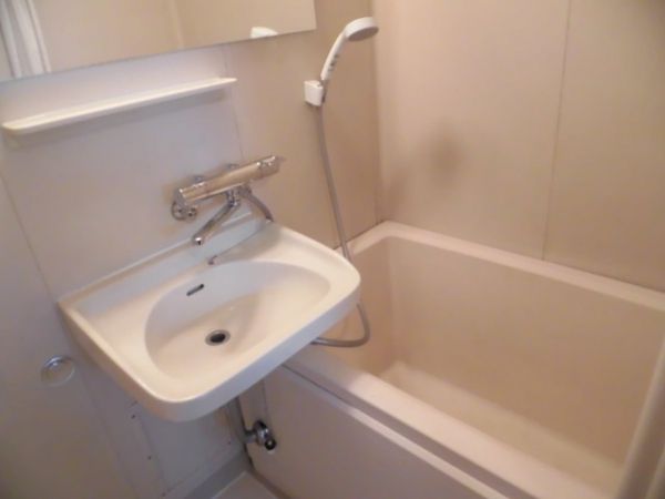 【バス】　洗面台付のバスルーム！バストイレ別に改装！