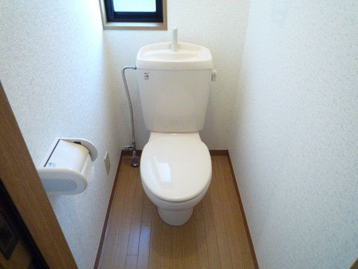 【トイレ】　窓のある明るいトイレです！