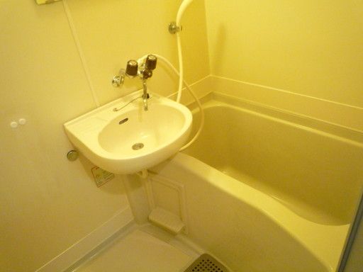 【バス】　バストイレ別になりました！洗面台付のバスルーム！