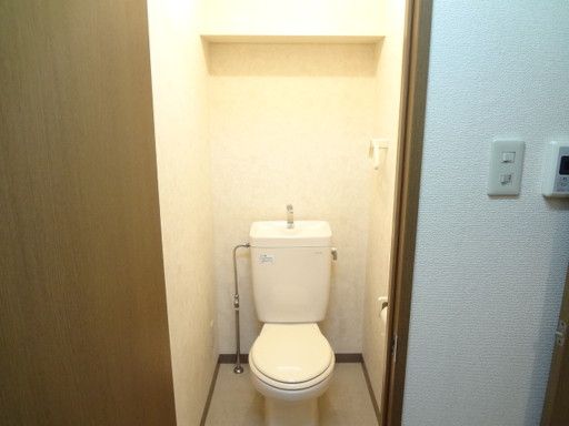 【トイレ】　洋式トイレ！上部に棚あります！