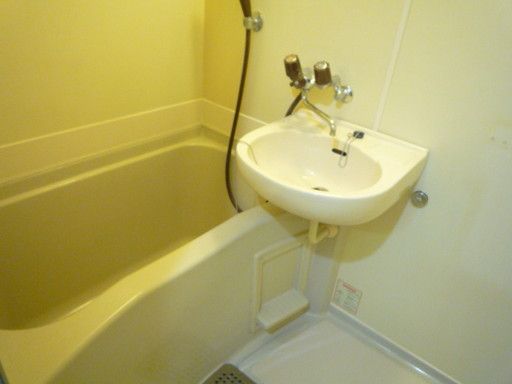 【バス】　バストイレ別になりました！洗面台付のバスルーム！（同タイプ別室の写真です）