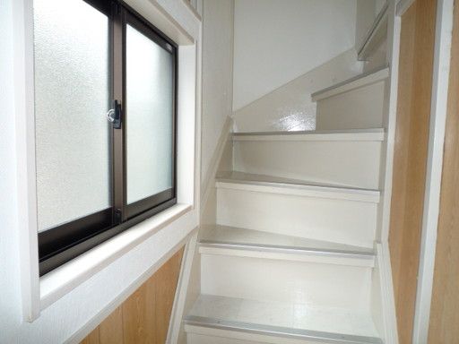 【その他部屋・スペース】　階段部分に窓もあります