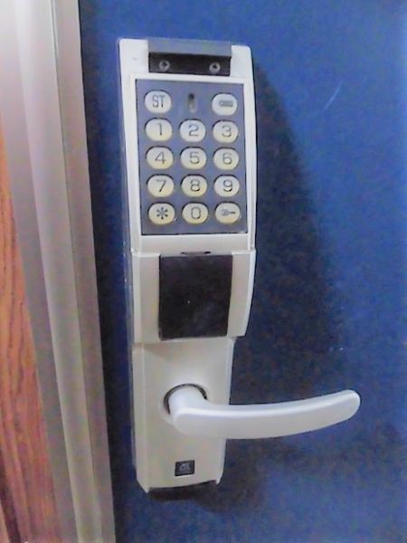 【セキュリティ】　1階共同玄関は暗証番号式の玄関錠です！（これとは別に個室にも鍵がついています）