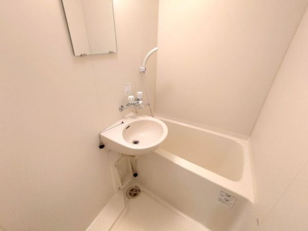 【バス】　バストイレ別！洗面台付のバスルームです！