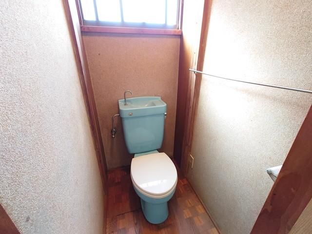 【トイレ】　窓があり明るい洋式トイレ！